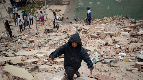 Un niño camina entre los escombros de edificios afectados por los terremotos en La Guaira (Venezuela).&nbsp;