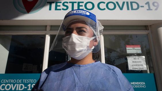 En lo relativo a la caída en la expectativa de vida, Argentina tuvo un gran desempeño. La medición de este índice relevó una disminución de 76,9 años en 2019 a 76,1 en 2021 (-0,8). Foto: Ignacio Blanco / Los Andes