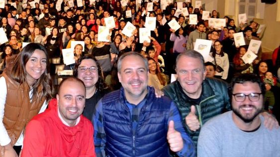 Stevanato entregó 600 becas a estudiantes