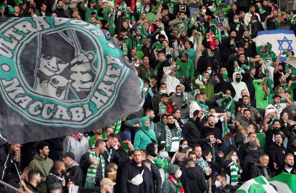 Seguidores del equipo israelí Maccabi Haifa asisten a un partido contra Union Berlin por el Grupo E de la Conferencia Europea en Berlín, 30 de septiembre de 2021. Los israelíes fueron objeto de ataques antisemitas durante el partido. (Foto: Michael Sohn / AP)