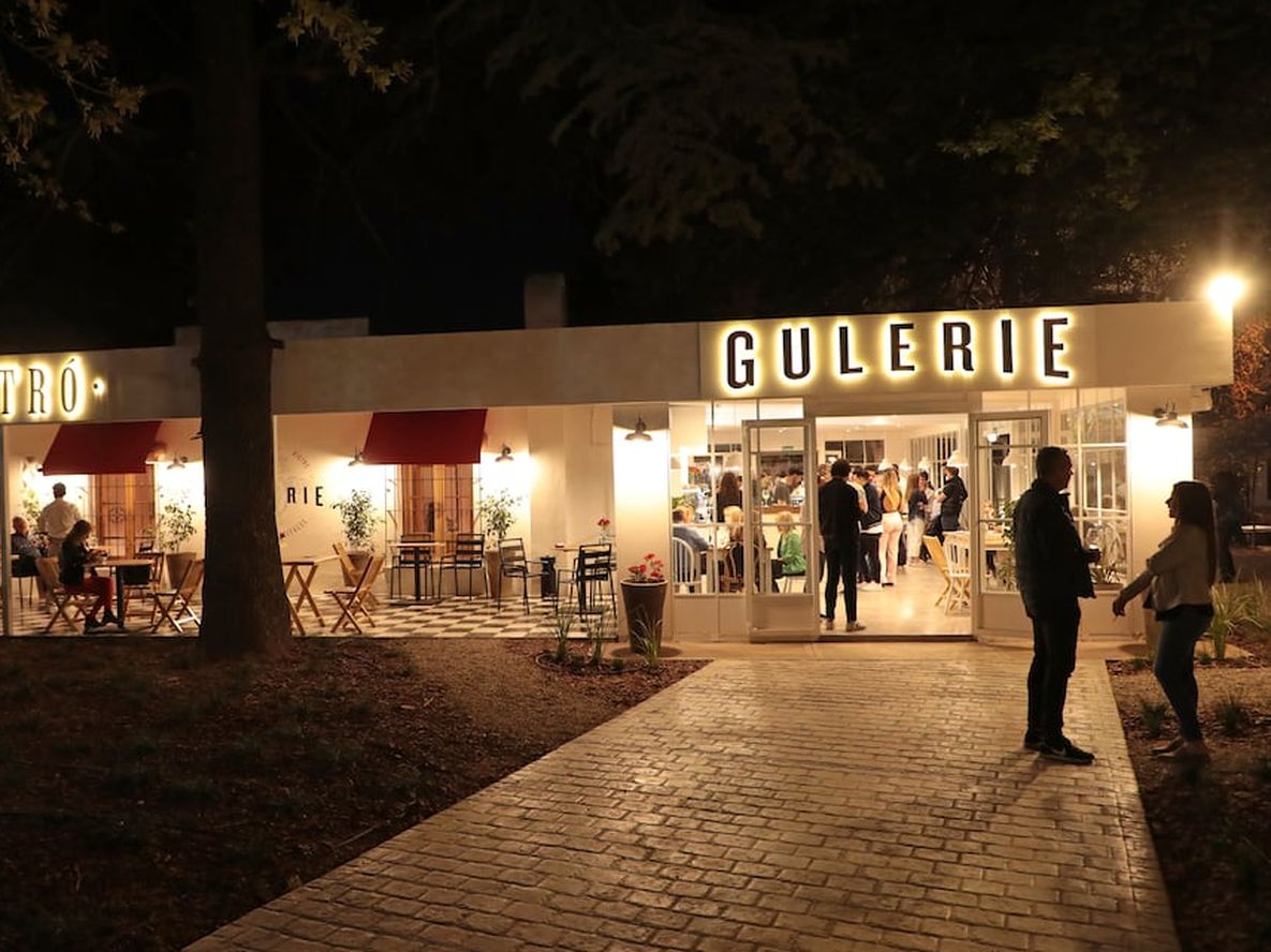 La atractiva fachada de Gulerie invita a disfrutar de los más ricos bocados y su ambiente especial.