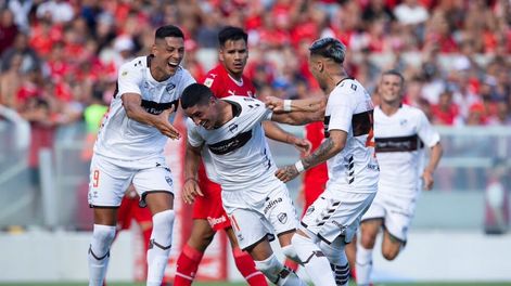 Nicolás Castro y el festejo de su gol ante Independiente, para Platense. (Prensa Platense).