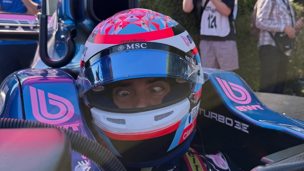 Carisma y velocidad: Colapinto revoluciona Goodwood con un Lotus histórico y un guiño a la Selección.