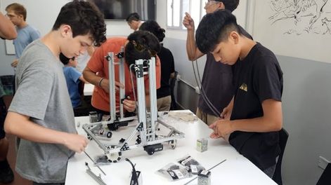 Los Andes | Un grupo de alumnos secundarios de Mendoza será el único equipo argentino que representará al país en el torneo clasificatorio del mundial de robótica. Se trata de 25 alumnos del Colegio Tomás Alva Edison y tienen entre 11 y 17 años.