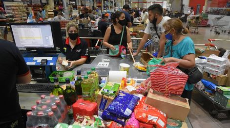 Los Andes | El costo de vida de los trabajadores argentinos escaló 3,3% en junio, por lo que mostró una nueva desaceleración pero no le gana a la inflación. - Los Andes