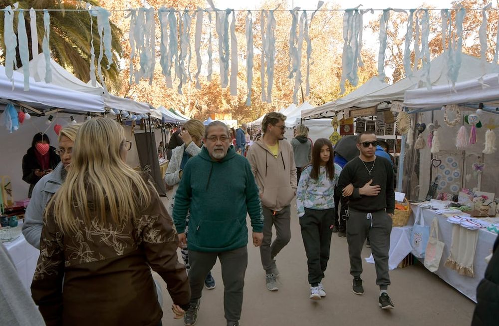 Día del padre y Fin de Semana largoTuristas pasean por el Gran mendoza, en el fin de semana largo, por el feriado del Día de la Bandera.El Parque general San Martín fue el mas visitado este domingoFoto: Orlando Pelichotti/ Los Andes