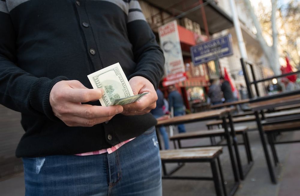 Dolar Blue, arbolitos venden dolares en la calle San Martin frente a la Galeria Tonsa. Foto: Ignacio Blanco / Los Andes