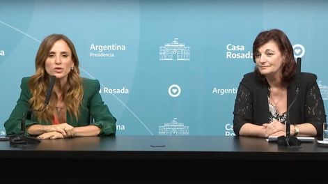 Las ministras de Desarrollo Social, Victoria Tolosa Paz; y de Trabajo, Empleo y Seguridad Social, Raquel Kelly Olmos anunciaron bonos de fin de año para trabajadores y beneficiarios de Potenciar Trabajo. Foto: Captura de video