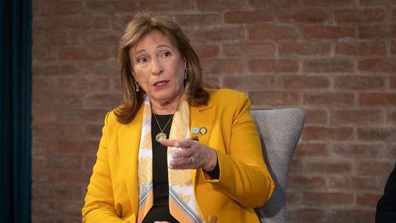 Esther Sánchez habló este viernes con los medios para explicar la compleja situación que atraviesan la Uncuyo. Foto: Ignacio Blanco / Los Andes