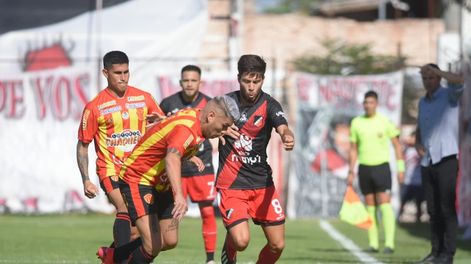 Franco Moreno, volante del Deportivo Maipú es marcado por un defensor visitante. / José Gutiérrez (Los Andes).