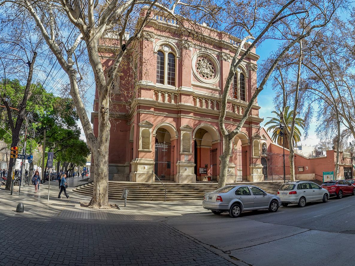 Basílica de San Francisco, la iglesia ubicada en pleno Centro tiene origen en la época colonial y está marcada por la historia y la devoción de San Martín