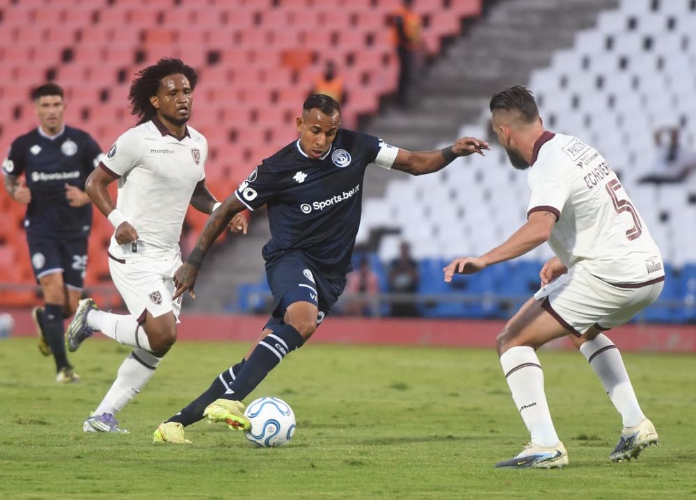 Indeopendiente Rivadavia debutó en la Copa Libertadores. Histórico. Enfrentó a Bolivar por la primera fecha de zona C.&nbsp;