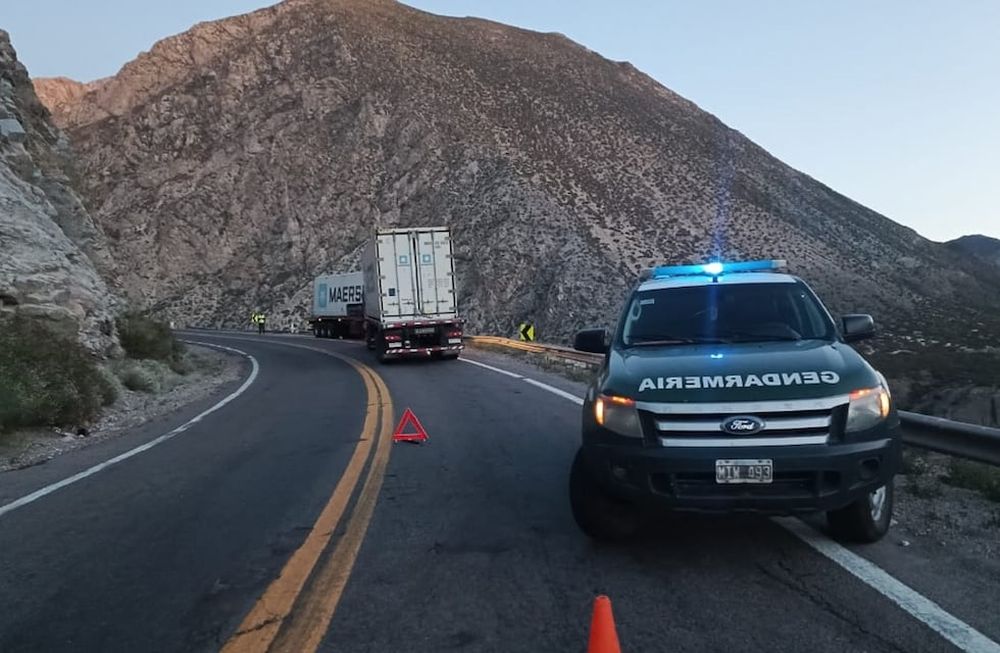 Ya quedó liberado el tránsito en la curva de Guido: un camión había ...