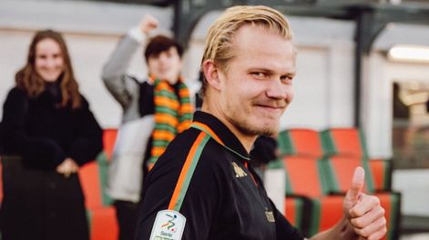 Joel Pohjanpalo tomó una cerveza junto a sus fans