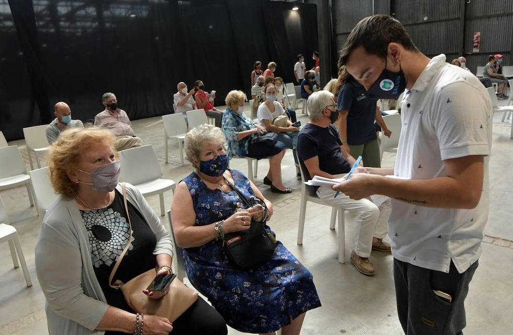 En el centro de vacunación de Capital, la gente espera su turno sentada adentro, pero afuera ayer hubo colas. Orlando Pelichotti / Los Andes.