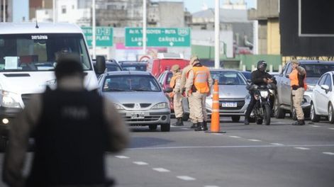 Los Andes | Habrán estrictos controles de las fuerzas de seguridad en los accesos a la ciudad de Buenos Aires durante el inicio de una cuarentena más estricta (Clarín)