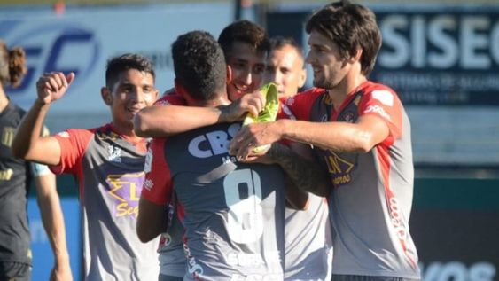 El festejo de Arsenal de Sarandí tras la clasificación a la zona campeonato.