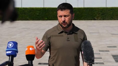 El presidente de Ucrania, Volodimir Zelenski, al arribar a la cumbre de representantes de la Unión Europea que se celebra en Moldavia.