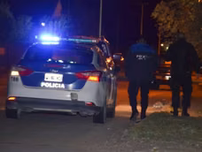 Dejó a su hija encerrada durante tres horas en un auto y lo encontraron en un boliche.