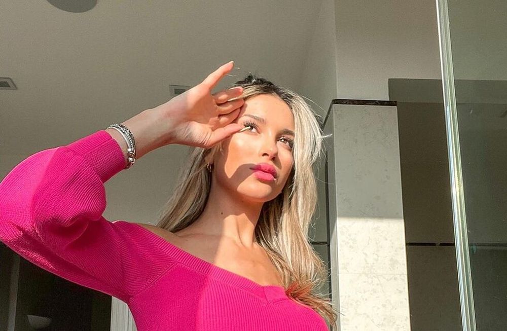 Agustina Gandolfo se llevó hasta el like de Antonela Roccuzzo con su look casual: top blanco y jean ajustado