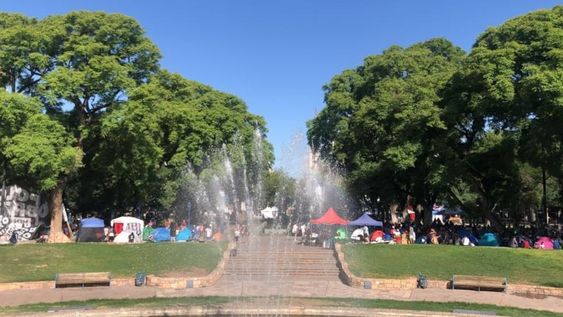 La Ciudad multó a organizaciones y solicitó que actúe la Justicia frente al acampe en plaza Independencia