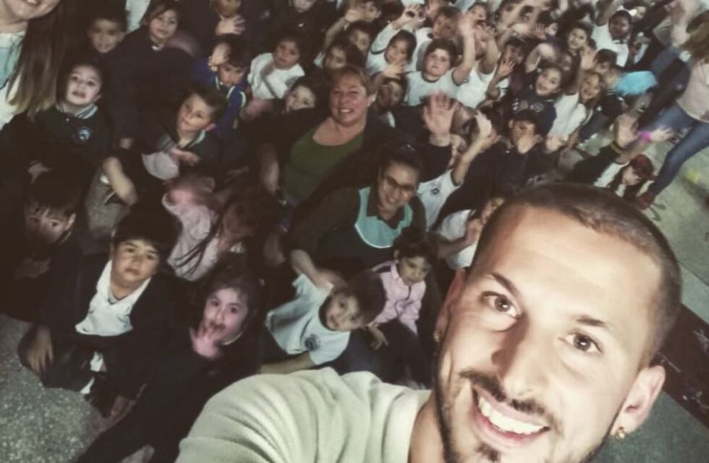 La pregunta de una nena que incomodó al Pipa Benedetto durante el acto en una escuela
