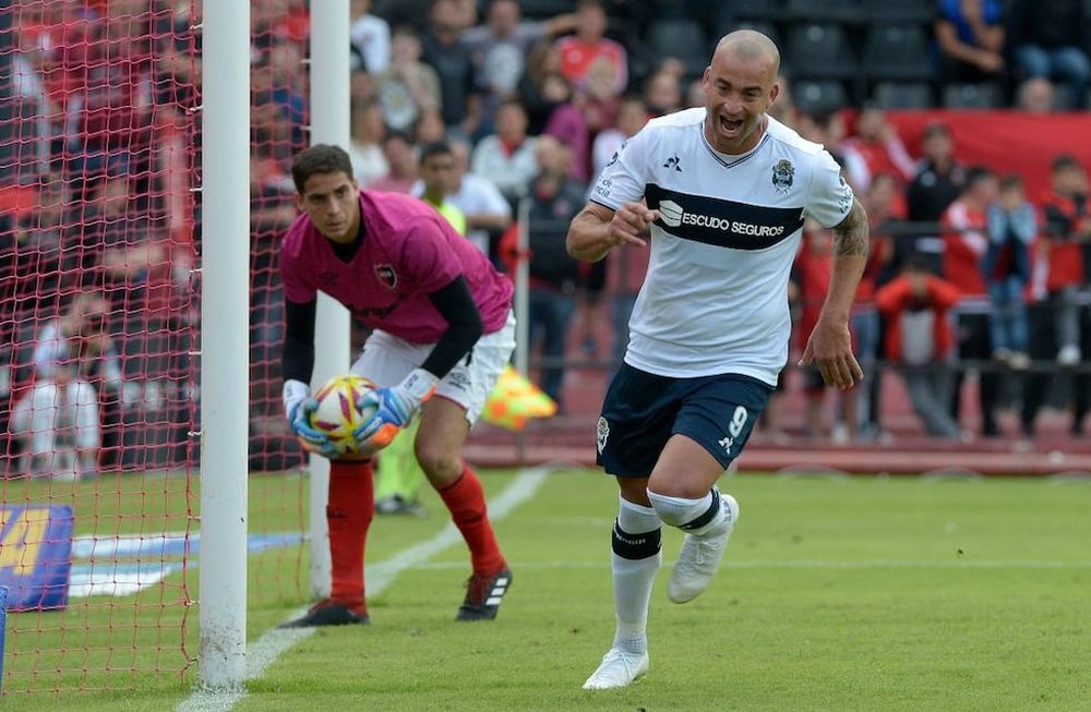 Gimnasia sorprendió a Newells y lo eliminó de la Copa de la Superliga