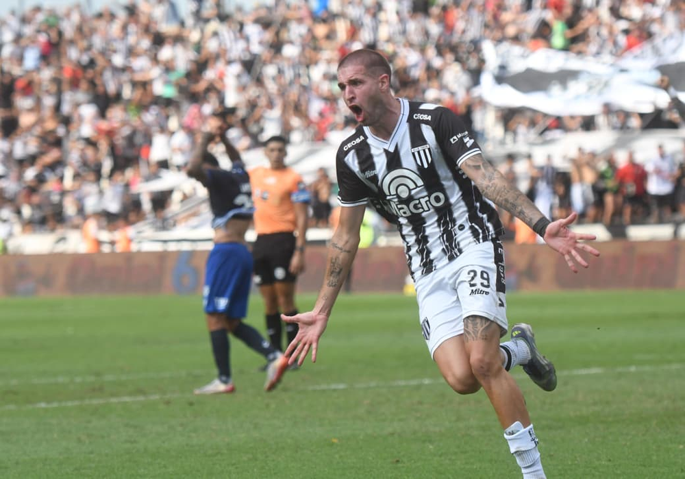 Agustín Módica festeja alocadamente el gol del empate frente al puntero, en un  partido donde el Lobo lo dio vuelta y ganó con una gran actitud.