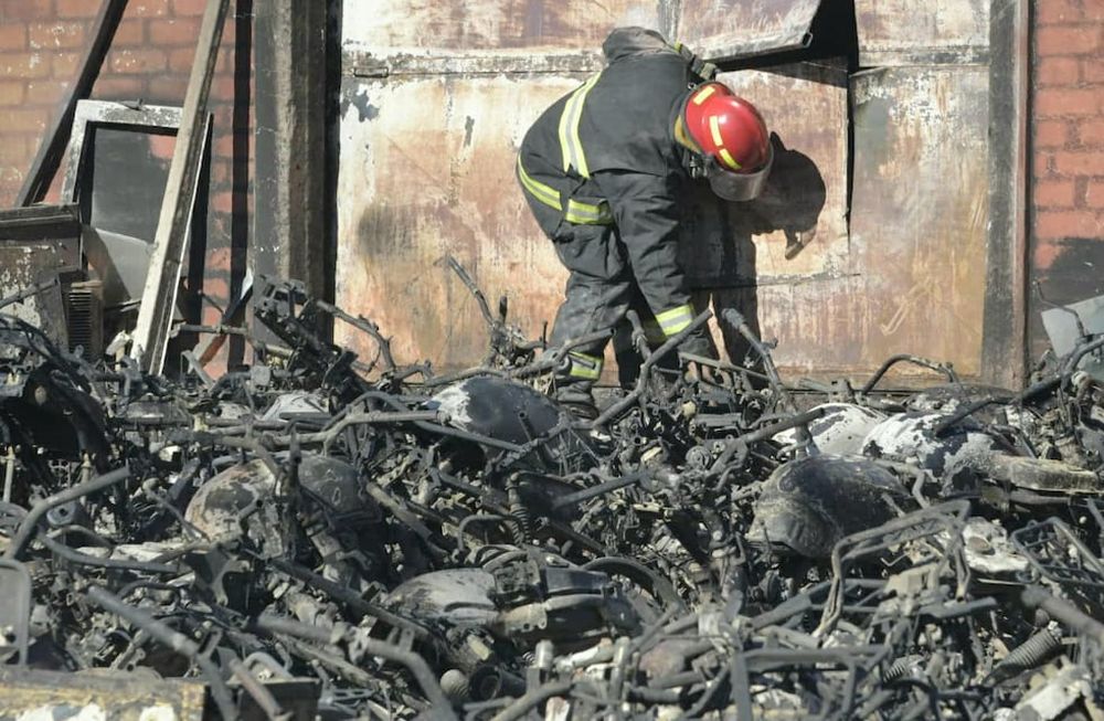 Desesperación durante los incendios en La Favorita: “Era una lluvia de fuego, y perdimos todo en 5 minutos”. Foto: Orlando Pelichotti / Los Andes.