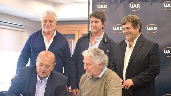 Rugby. Un nuevo equipo habrá en el SRA y será de Litoral. En la firma del acuerdo entre la UAR y una productora de la Provincia de Santa Fe, Carlos Fertonani, Rubén González Fresneda (URR), Gabriel Travaglini (UAR), Enrique Patrizi (UER) y Martín Cipriani (USR)