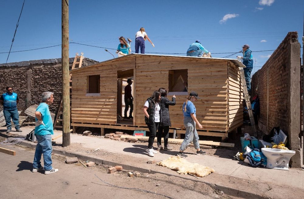Tras el incendio de la playa de San Agustín y algunas casas de la zona, comenzó la construcción de viviendas de emergencia prefabricadas para las familias afectadas. | Foto: Ignacio Blanco / Los Andes