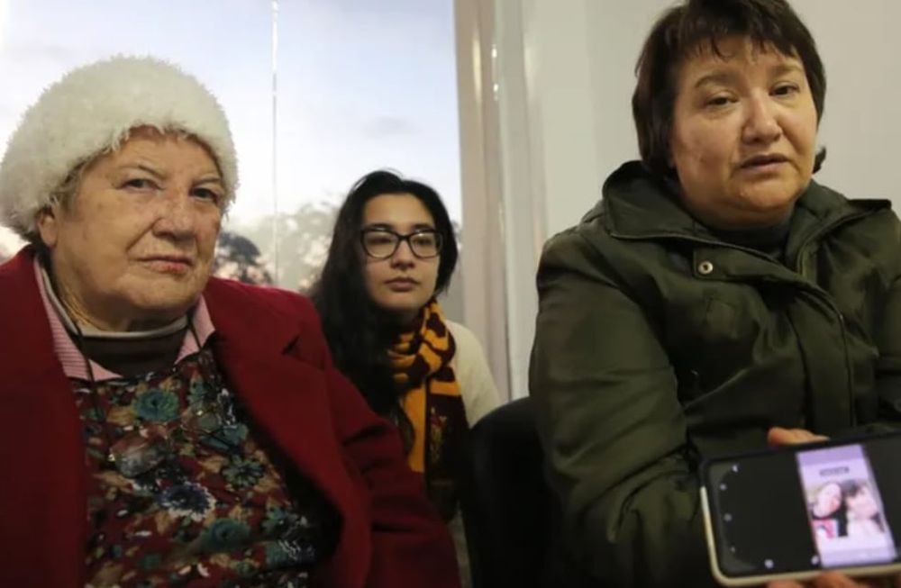 La madre, la hermana y la abuela de Cecilia Strzyzowski reconocieron hoy los anillos, un dije, una valija y dos trozos de ropa. Gentileza: El Argentino Diario.