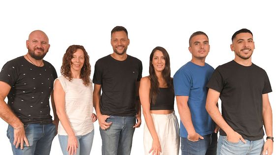 Periodistas que forman parte del programa de streaming Más Vivo Que Nunca MVQN. (De izq a der) Ignacio de La Rosa, Alejandra Vargas, Pablo Philippens, Emilce Campigoto, Rodrigo Cuello y Nicolas Nicolli. Foto: Marcelo Rolland / Los Andes