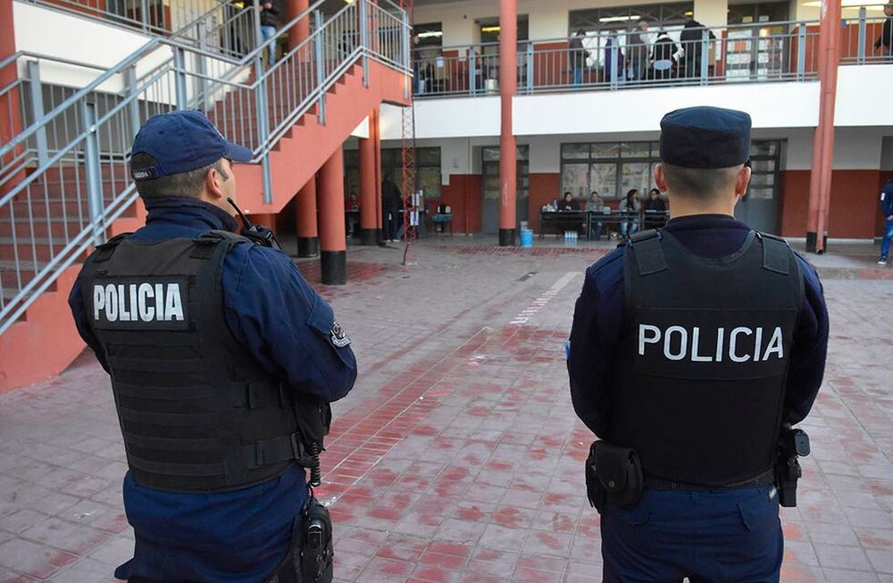La Policía de Mendoza custodiará los exteriores de las escuelas, además de reforzar patrullajes y controles. Se llevan adelante las Primarias Abiertas Simultaneas y Obligatorias en la provincia de Mendoza.Escuela Mario Casales de Las Heras