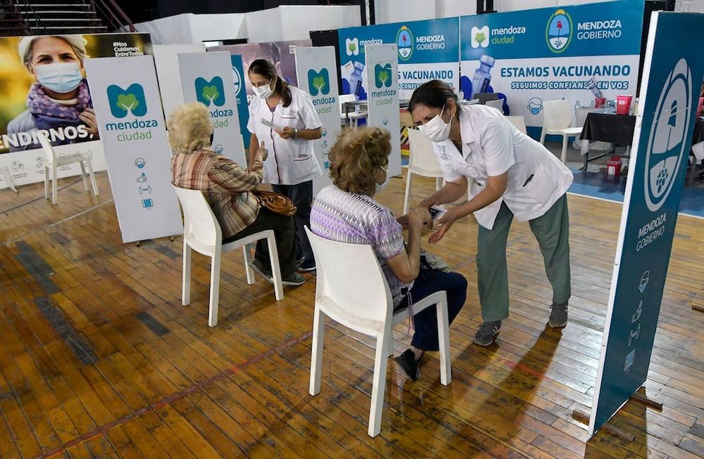 10 marzo 2022 Mendoza SociedadPlan Nacional de VacunaciónBajan lo pacientes que se vacunan en Vacunatorios de Campaña del Gran MendozaEn la foto, al medio día de la federación Mendocina de Box.Foto: Orlando Pelichotti/ Los Andes