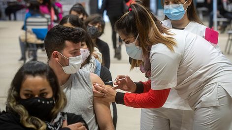 Los Andes | Ahora se espera poder aplicar las segundas dosis para completar el esquema. Sólo 16% de la población objetivo lo completó. Foto: Ignacio Blanco / Los Andes