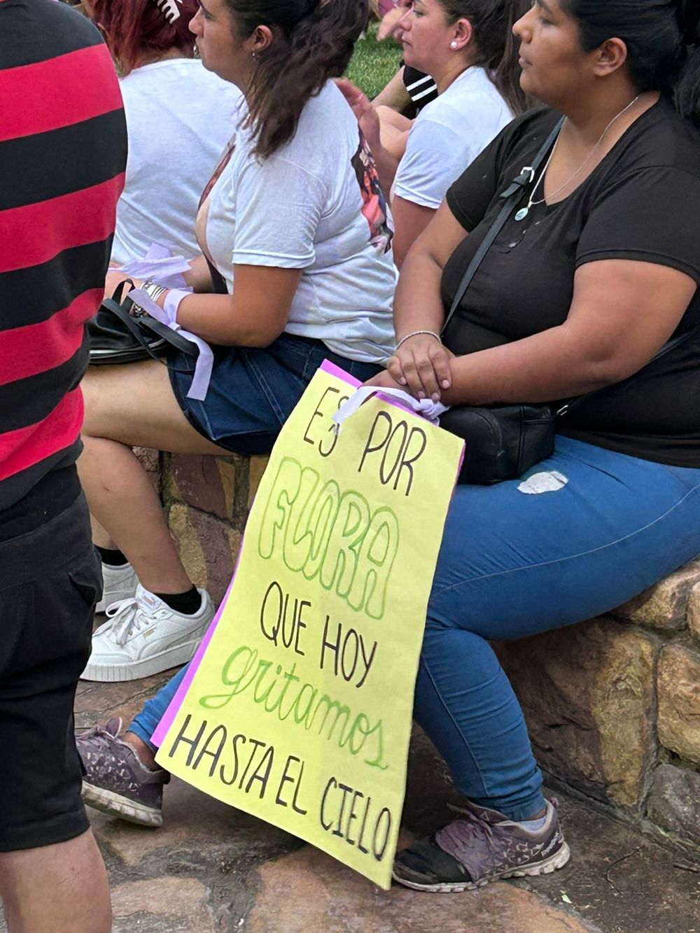 Con carteles, cánticos y banderas, alrededor de 300 personas fueron parte de la manifestación de Ni Una Menos Mendoza