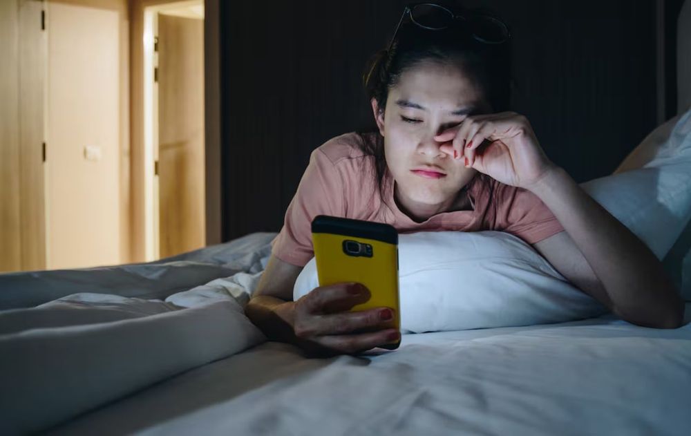 Este truco básico puede ayudar a calmar la ansiedad antes de dormir y poco a poco evitar el uso del celular.
