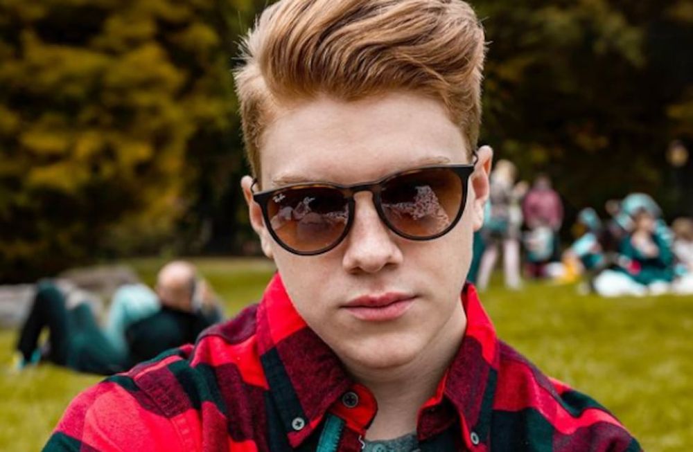 Brandon mostró como ha sido su proceso de recuperación de una doble cirugía cerebral, en una de las cuales le extrajeron parte del cráneo.