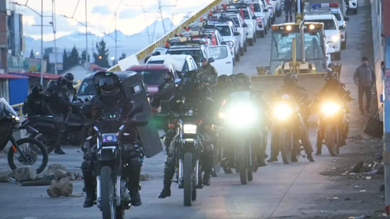 Tensión en Bolivia: el Gobierno despeja carreteras para llevar comida y remedios a La Paz