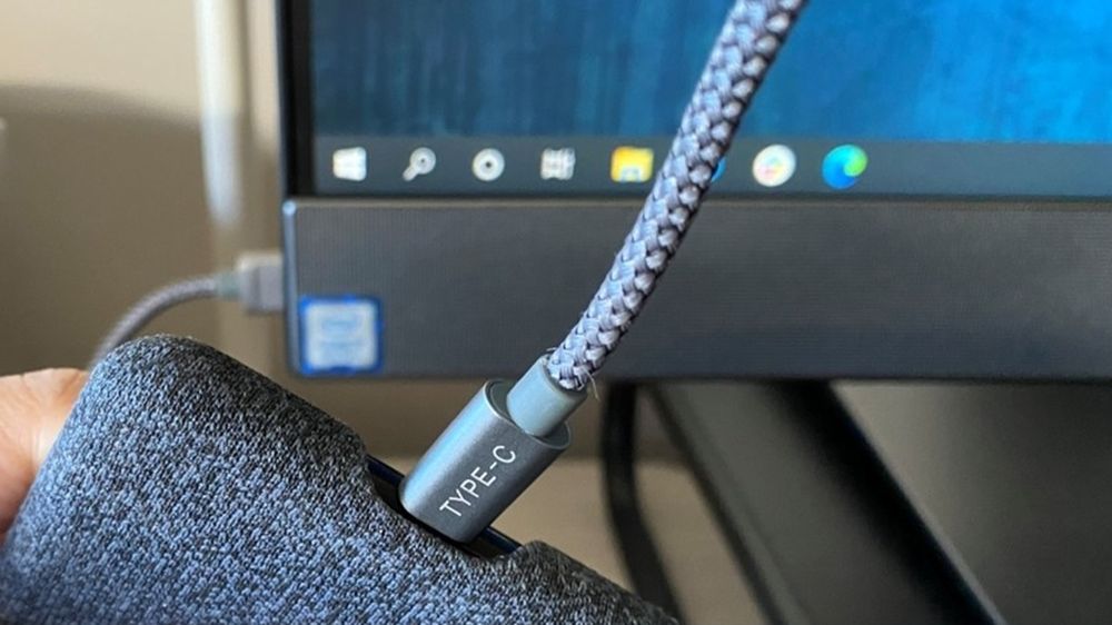 Si el teléfono sigue sin encender, conecta el dispositivo a una computadora y deja que cargue durante 10-15 minutos antes de intentar reiniciarlo.