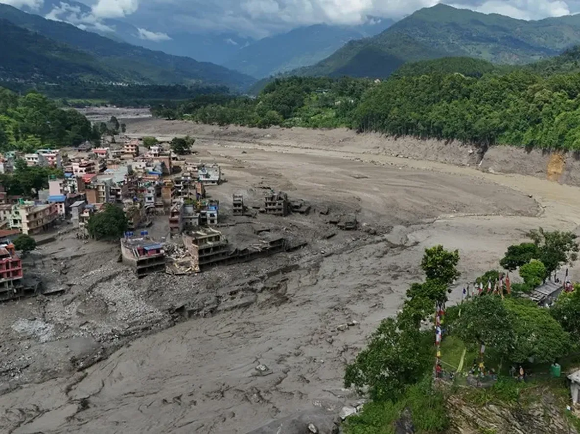 Estremecedores videos: una impactante riada en Nepal arrasó con ciudades dejando muertos y desaparecidos.