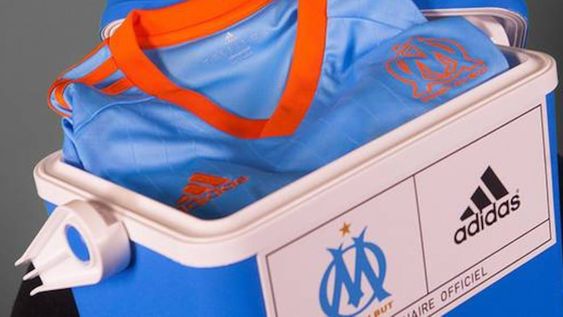 Venden la nueva camiseta del Marsella en la heladerita de Bielsa