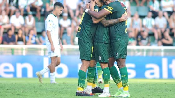 En el final del partido, Defensa y Justicia encontró la ventaja frente a Banfield de visitante. (Fotobaires)