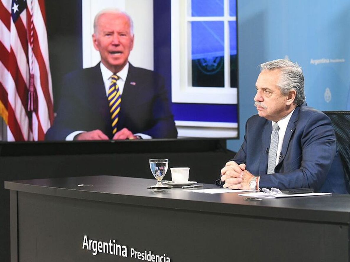 Biden en pantalla, Fernández en Argentina. (Presidencia)
