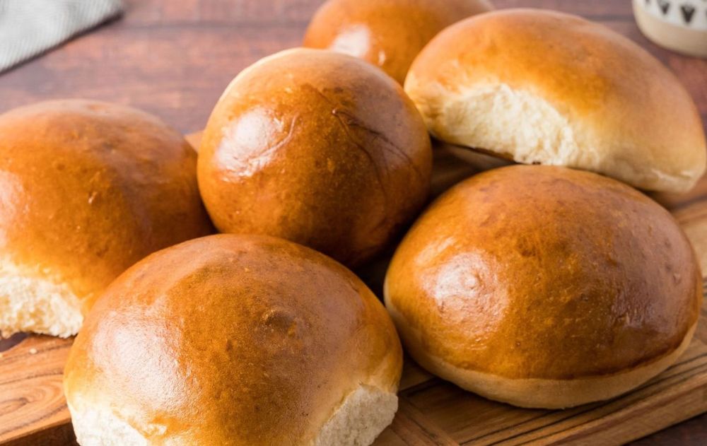 Con esta receta, salen unos panes esponjosos, dorados y deliciosos que se disfrutan recién salido del horno o incluso al día siguiente.