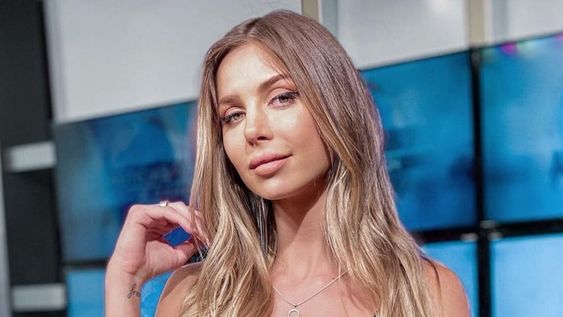 Romina Malaspina volvió a la conducción de su programa y lo anunció con un sensual posteo