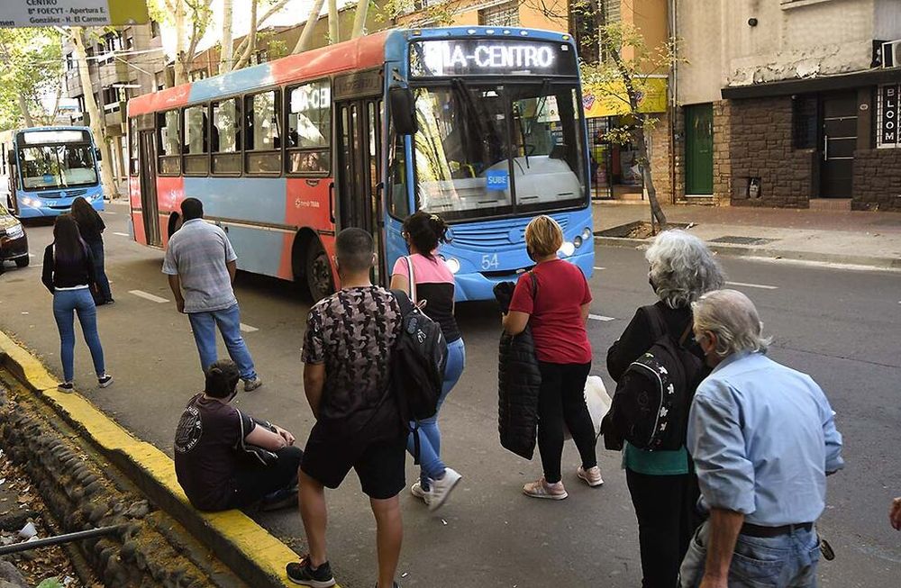 ventanilla abierta para facilitar la venESPERANDO. Gente en una parada de la calle Chile, en la Ciudad. Buscan descongestionar las unidades para evitar contagios. Foto:José Gutierrez / Los Andes