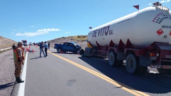 Un hombre y sus dos hijas, de 9 y 11 años, fallecieron tras un choque frontal contra un camión en Pareditas. | Foto: Prensa Ministerio de Seguridad
