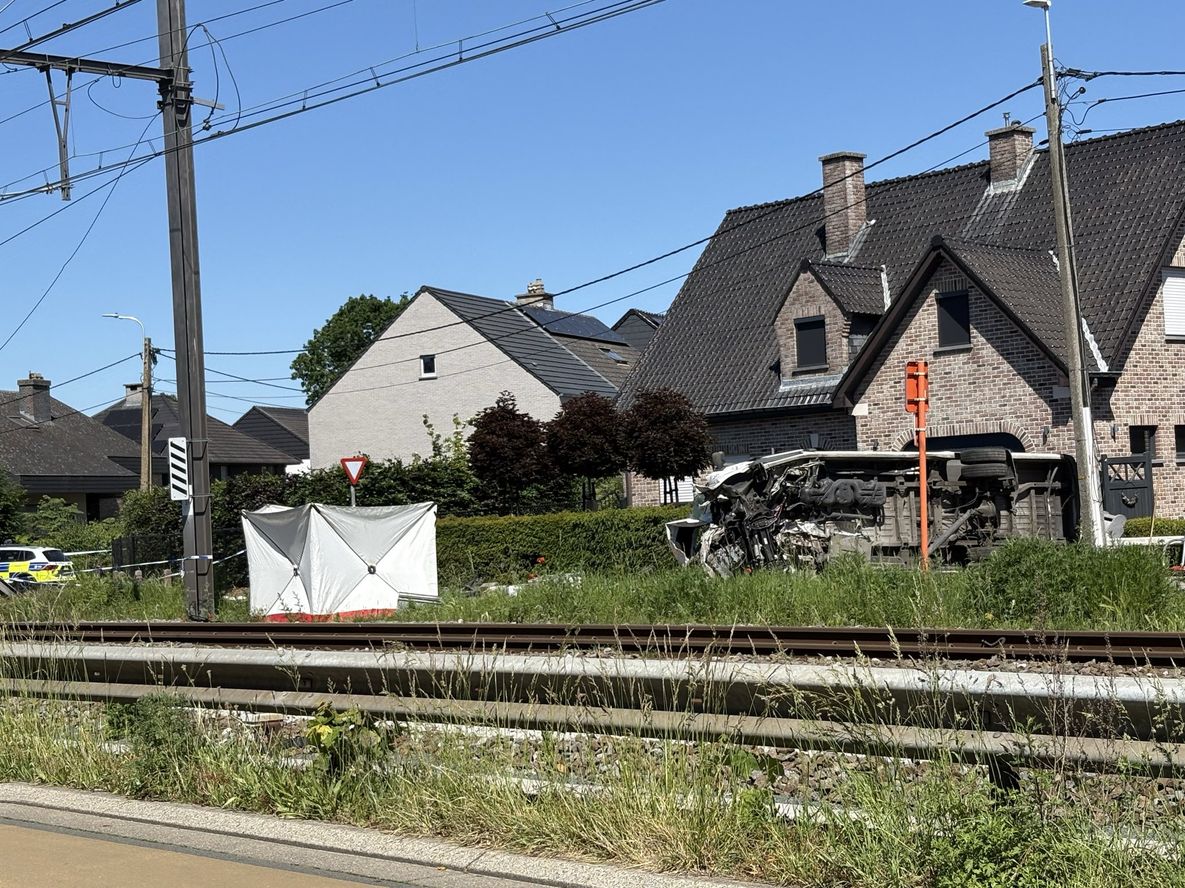 Tragedia en Bélgica: al menos cuatro muertos tras el choque entre un tren y un micro escolar.